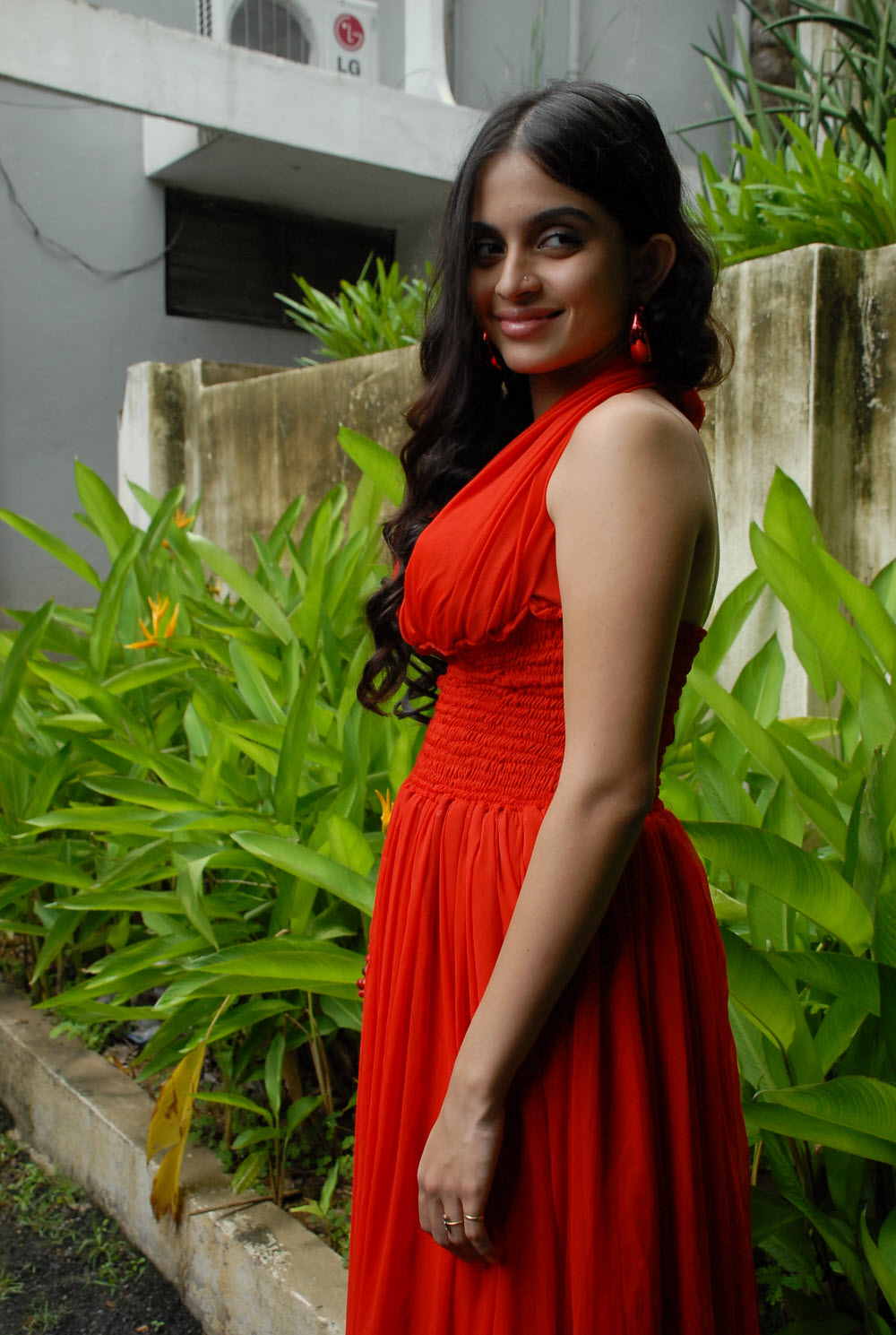 Sheena Shahabadi in red skirt pictures | Picture 64441